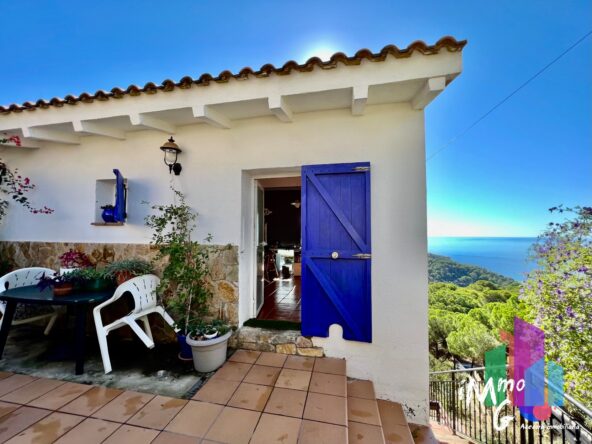 28 facade maison en vente lloret costa brava volets bleu cadaques